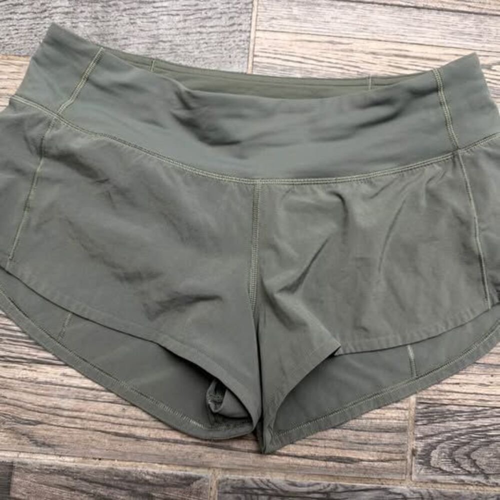 Lululemon Women’s Hotty Hot shorts 2.5” lined in fatigue green - size 4